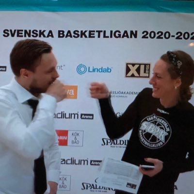 Skribent för Södertälje Basketbollklubb på fritiden. F d ungdomselitspelare. Läser mer än jag skriver på Twitter, nästan uteslutande om basket.