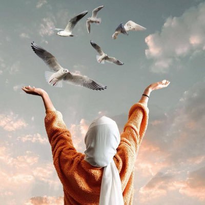 ‏- أنا تلك الفتاه التي أعدّت بعض النجوم المضيئة في سماءٍ مُظلمة، ثم تمنّت أن تصبح ذات يوم مثلها  🌟🌱.