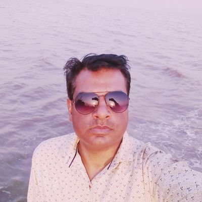 किसी ने सोचा नहीं है शायद मगर मैं अक्सर ये सोचता हूँ.. पुराने दोस्तों के साथ ही इक पुरानी दुनिया भी खो गई है..