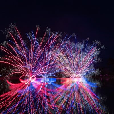 花火を愛する仲間です。 大晦日新春花火を続け早３6年、１回目はうるさい！と撃沈･･必死になって１０回目でうるさいと怒鳴った方が協賛者に！花火の力に魅せられとりこになった面々です。