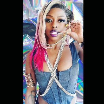 Queen of The South 👑
Follow me on IG: @ibeenkey.vhani
CEO of PTM: Pretty Thug Music 💜🌴💚🌊🤙🏾💯👑 Purple and Green is my BRAND.