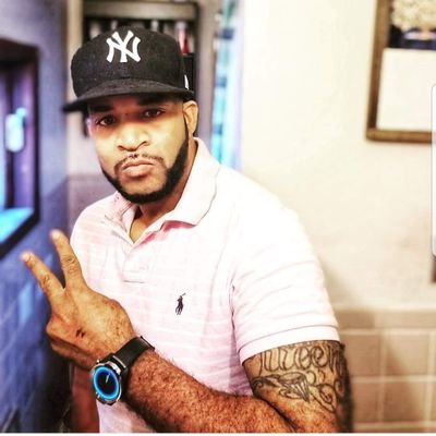 Published Childrens book author. Extremely funny guy who's not to hard on the eyes.
Comparison is the thief of joy
https://t.co/LDi8DNPHdw