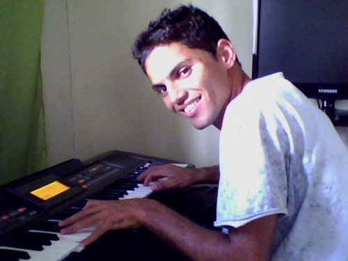 Um adorador do Rei Jesus, apaixonado por musicas, vivo a vida que Deus escolheu pra mim!! TE AMO SENHOR!