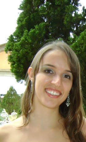 Escutadora oficial, alegre, simpática, de bem com a vida, quase uma Mônica Iozzi!