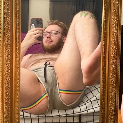 18+, puppy🐶, Chicago boy, 6’2, bearded, 27, Leo 🦁, cubby🐻, always stoned 🍃, 👬/🐶: @cub_hugs