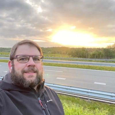 Creatieve softwareontwikkelaar (in wording) met een passie voor sociale interactie, een vleugje humor en een liefde voor Raspberry Pi, Lego en geocaching.