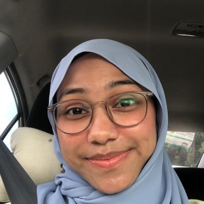 iizzahkmrlnzr's profile picture. 