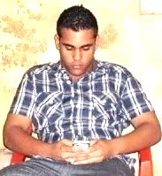 Não tenho muito o que dizer sobre mim. Tenho 18 anos, trabalhador e estudante. Quer MSN? Eu mando DM.