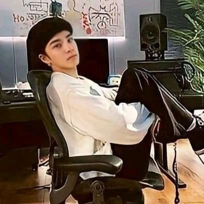 gottatrymybest's profile picture. I'll be your Burger Queen 
You'll be the McDonald
I'll have it my way
And you'll be loving it