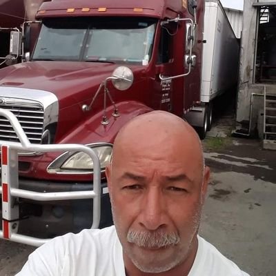 Empresario del transporte pesado.Buen Padre, trabajador incansable, odió las injusticias. adoro vivir entre árboles.