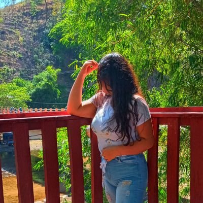 y en la noche que las estrellas salen yo pienso en ti mi amor 🦋🌙🥺