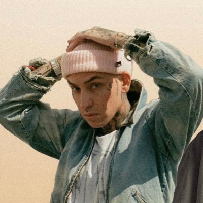 daily pictures & gifs of @iamblackbear || dm any requests || turn on notifs!!