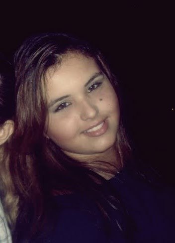 odeio falsidade, trato as pessoas coomo gostaria de ser tratadaa, e se a pessoa me julga pela aparenciia, sinto mtt, mais ela ta perdendo muita coisa (: