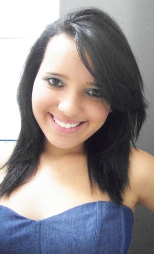 Um dia sem sorrisos é um dia perdido.  '-'