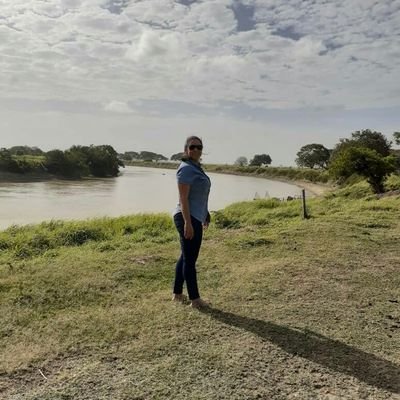 Maestra por Vocación. Campesina de nacimiento. Madre Trifásica. Jardinera por deporte. Ahora bucólica y ermitaña pero tranquila en mi monte!