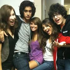 Yo me llamo:Victoria Dawn Justice y tengo 18 años naci19 de febrero de 1993.Mi ocupacion es:Modelo Estadounidenze,Actriz y Cantante.Twitter Oficial(Victoria).♥☺