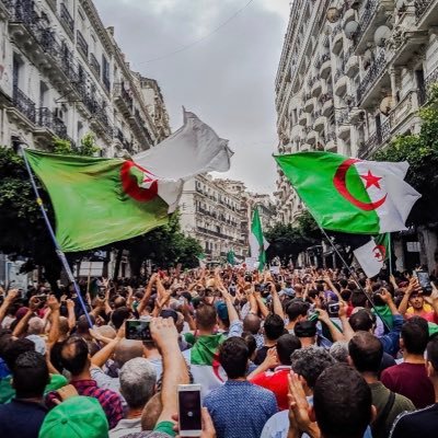 Algérie (al.ʒe.ʁi); arabe الجزائر (al-Jazā'ir), et en algérien : الدزاير (Dzayer), en tamazight ⴷⵣⴰⵢⵔ (Dzayer) un pays d’Afrique du Nord