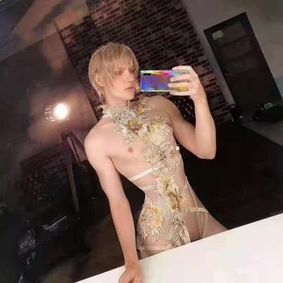 whitebalance11's profile picture. -四爱 -m -绳缚 -露出 -不擅长主动的INFP -艺术生&摄影师&模特 -颜性恋&智性恋 -热衷探索与尝试 -阅人阅川，不要盲人摸象 -欢迎约拍 约绳