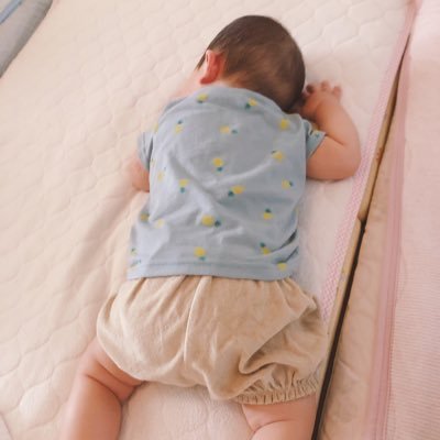 ちぃちゃん 10m ちぃちゃん 腕 膝の裏 耳の後ろ 足首のところが少し赤くなってカサカサ してて 毎日クリーム塗りたくってるけどなかなか良くならない 冬やし乾燥もしてるしなぁ 調べたらアトピー性皮膚炎 とか出てくるし 心配