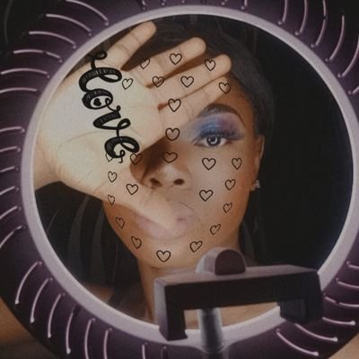 loolaadee's profile picture. short legs// long hair// OAU alumni //here for the cruise and violence 😅