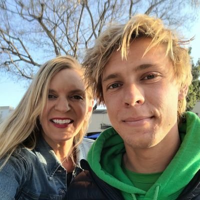 PJsMamaBear1's profile picture. 🌊🌿 👩‍👦 💙🐻💛 📚 ⚖🏃🏼‍♀️🧜‍♀️