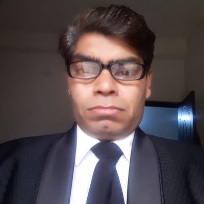 मुझे मालूम है मां की दुआएं साथ चलती हैं
सफर की मुश्किलों को हाथ मलते मैंने देखा है