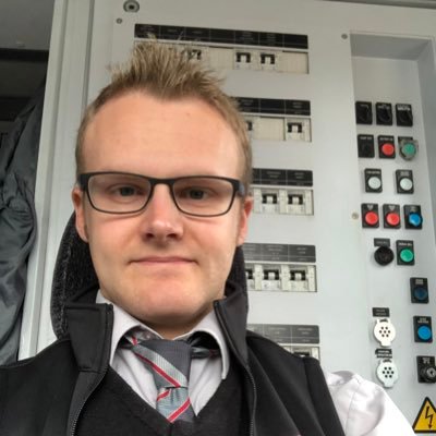 33 year old Train Driver - Class 720 745 755 🚈 Interests in Storm Chasing 🌪 Games 🎮 Planes ✈️ Trains 🚂 and Bacon 🥓… Engaged to @danielleevs98 🥰