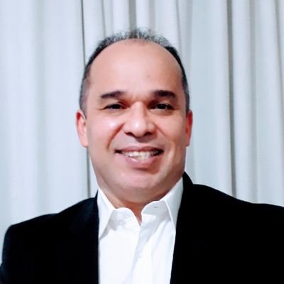 Administrador Empresas/
Pós Graduado em SI/
Empreendedor/
Esportista/
Estudante Mercado de Capitais