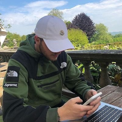 📍| Portsmouth 
👨‍💻| I trade Forex and Bitcoin 
📱| Making some money online 
📊| 2,500+ clients and counting
📉| Interested in what I do? 👇
📲| Dm Now 📩