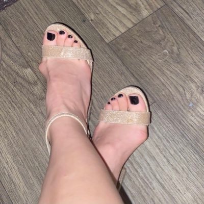 A unique variety. Only here will you find top quality beautiful feet with bunions 🦋😊 #selflove #confidence #bunionlovers IG: BigBunionLovers