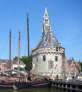 Gemeente in de provincie Noord-Holland || Hoorn ligt via het Hoornse Hop aan het Markermeer || Volgens de legendes is de stad in 716 gesticht ||