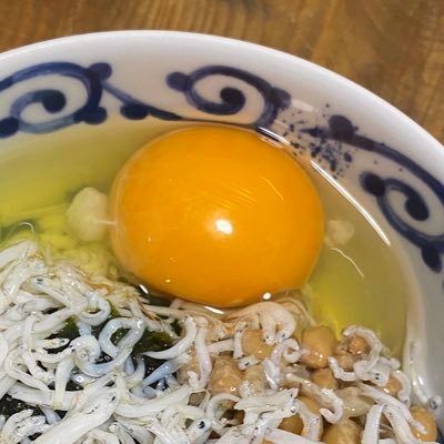 リがゲシュタルト崩壊しながら卵食べてる新規