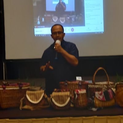 aktifis lingkungan yg bergerak di bidang handycraft