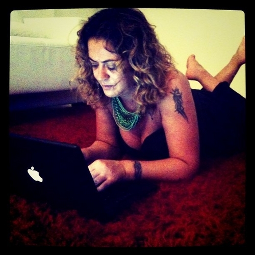 dricaamaral's profile picture. .. Sou complexa, sou mistura. Me perco, me procuro e me
acho. E quando necessário, enlouqueço e deixo rolar. Não me doo pela metade, não sou tua meio amiga...