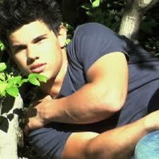 I'm in love with Taylor Daniel lautner♥ my dream is to meet him:) Follow if you love Taylor lautner:) I'll follow back just ask