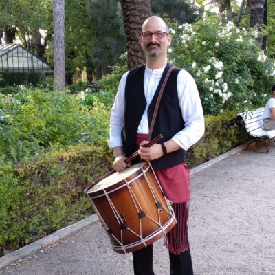 Profesor de profesión, Psicólogo de vocación, Percusionista de devoción