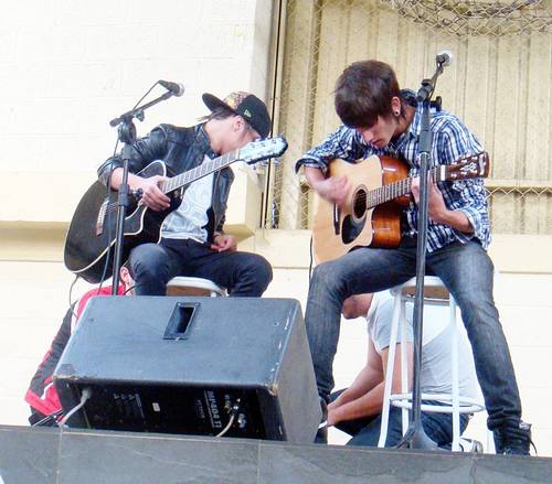 @2loveoficial é:
@toody_2love : Voz/Violão
@GuuhP_ : 2ª Voz/Violão
http://t.co/mC1n6ghyEx