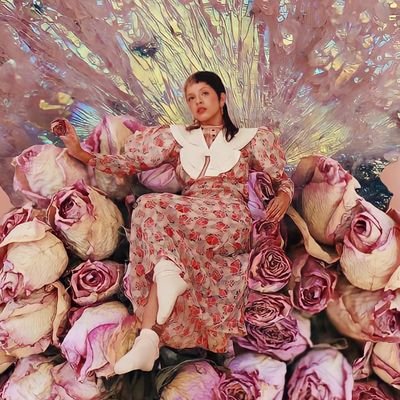LCCB| Melanie Martinez Content |•fan Page•
Daily hd Pictures,videos,edits & more ☆