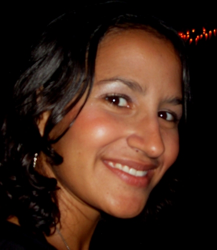 uma garota amiga engraçada, amiga, extrovertida e que ama a vida!!