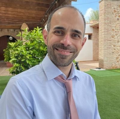 Químico cuántico 👨🔬👨💻, profesor de física y química 🧑🎓👨🏫, cinéfilo, futbolero, bibliófilo y gamer.
https://t.co/w4fgMYRJnO