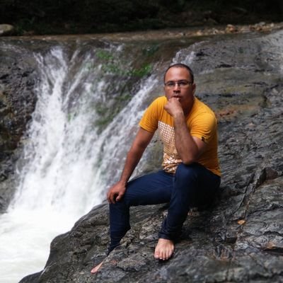 libre pensador antiuribista , progresista y defensor del estado social de derecho, Padre de 3 Hermosas niñas. Amo a Colombia