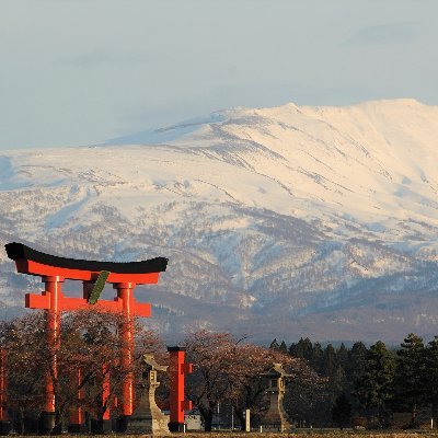 出羽三山は山形県（出羽国）にある月山、羽黒山、湯殿山の総称です。
1400年を超える歴史の中で育まれた類まれなる信仰形態をもち、四季折々の豊かな自然の中に鎮座する神社です。