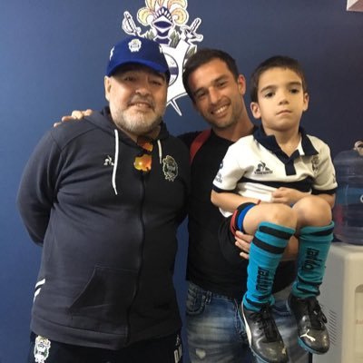 INSTAGRAM FRANCO22NIELL ex futbolista profesional, ayudante de campo en villa San Carlos, martillero publico y corredor inmobiliario.