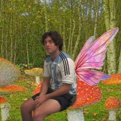 ninaholding's profile picture. disclaimer: this twitter user has a music superiority complex