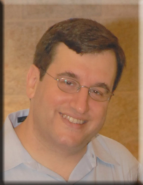 אבא ל-3 מופלאים ונכד יפהפה. בן זוג לתותחית על. מילואימניק שאוהב את המדינה, וחושב ששאיפה לשלום, קדושת החיים ושיוויון הן מאבני היסוד שלה. אלרגי למושחתים.