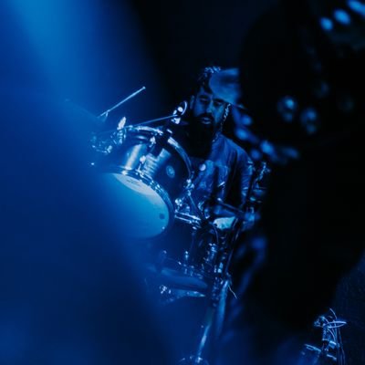 baterista, analista político, diplomado en economía y otras mentiras