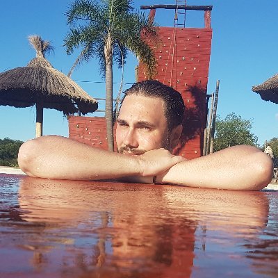 Frente Renovador de la Concordia,
Hincha de River Plate,
Dueño de 10 gatos y 1 perro