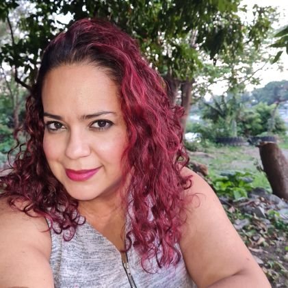 Hija de Dios, mujer, madre, salvadoreña y profesional apasionada por la comunicación.