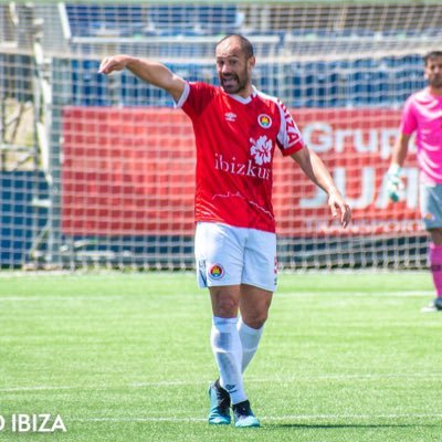 Ibicenco, jugador del CD Ibiza, graduado en CAFE, amante del deporte, la gastronomia y el cine.