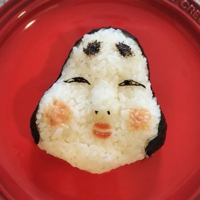 おにぎりを握って写真を撮って鑑賞したらすぐ食べる。私が食べる。儚いアートに挑戦中。書籍「OH!ざわつくおにぎり」（小学館）｜YouTube「おにぎり劇場」作り方を解説｜Instagram https://t.co/nqz89n4e8l